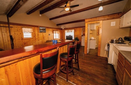 Dubois Cabina | Pet-Friendly Studio Cabin with River Access, Mountain Views & Hot Tub!