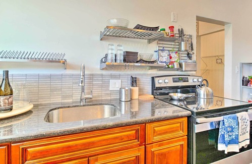 Onalaska Apartamento | Pet-Friendly Studio w/ Kayak, Deck & Dock on Lake!
