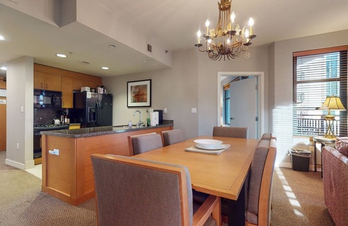 Mammoth Lakes Condominio | Pet-Friendly Suite in Luxury Hotel. Across The Village, EV Charging Station