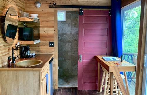 Dahlonega Cabina | Pet-Friendly Sunrise Eco Container Cabin in the North Georgia Mountains