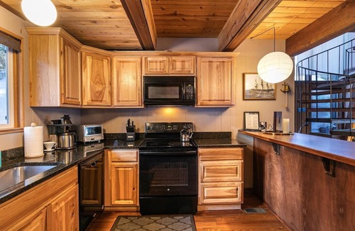 Talmont Cabina | Pet Friendly Tahoe City Cabin Near Skiing