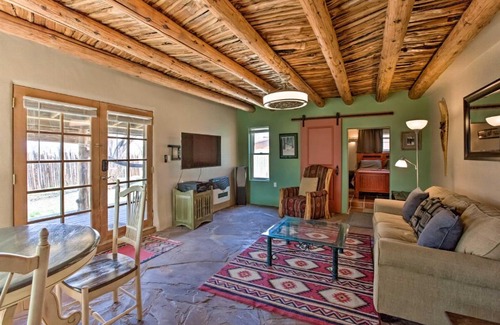 Taos Casa | Pet-Friendly Taos House with Patio and Hammock!