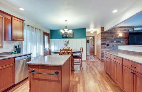 Tomahawk Casa | Pet-Friendly Tomahawk Home: Deck & Private Hot Tub