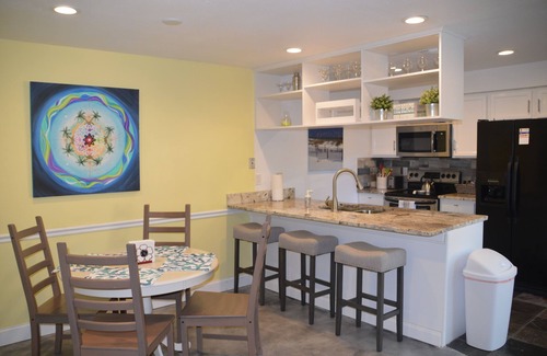 Ocean Woods Casa | Casa de playa recientemente renovada con patio privado, estacionamiento cubierto