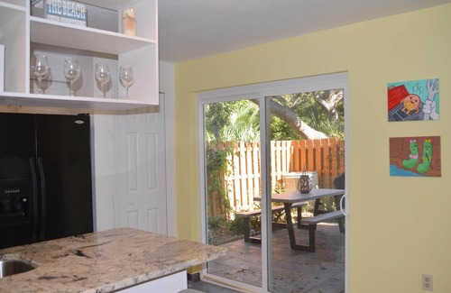 Ocean Woods Casa | Casa de playa recientemente renovada con patio privado, estacionamiento cubierto