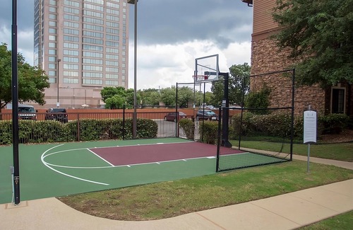 Vance Jackson Apartamento | Pet-friendly Unit with Free Breakfast! Within 8 miles of the River Walk! Pool!