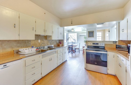 East Stroudsburg Casa | Pet Friendly: Historic East Stroudsburg Manor