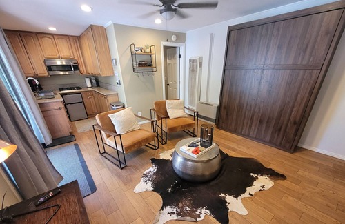 Green Valley Lake Cabina | Pet Friendly Studio with Murphy Bed, BaseCampGVL