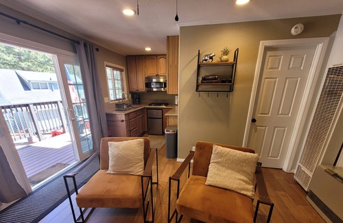 Green Valley Lake Cabina | Pet Friendly Studio with Murphy Bed, BaseCampGVL