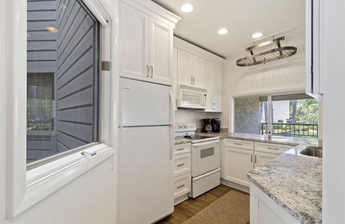 Shelter Cove Condominio | Pet Friendly, Pool Views - Bike to the Beach!