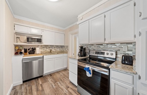 Bahama Beach Casa | Pet Friendly House three minute walk to Beach!