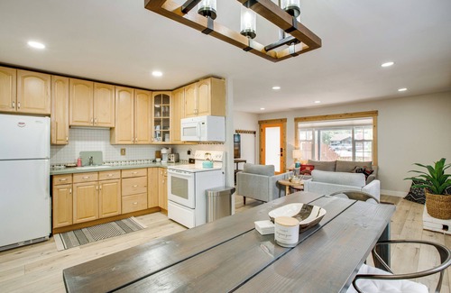 Tahoe Island Casa | Pet-Friendly Home 4 Mi to Pope Beach!