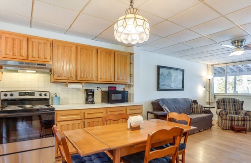Lake Huntington Apartamento | Pet-Friendly Vacation Rental w/ Kayaks & Rowboat!