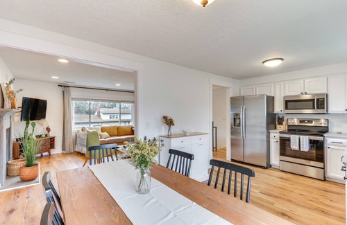 Lake Shore Casa | Pet-Friendly Vancouver Retreat w/ Home Gym & Grill