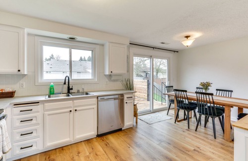Lake Shore Casa | Pet-Friendly Vancouver Retreat w/ Home Gym & Grill