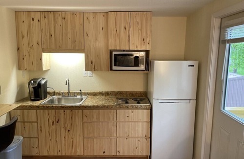 Gravois Mills Cabaña | Pet friendly, Very nice 2 queen bedrooms, cute vacation loft.