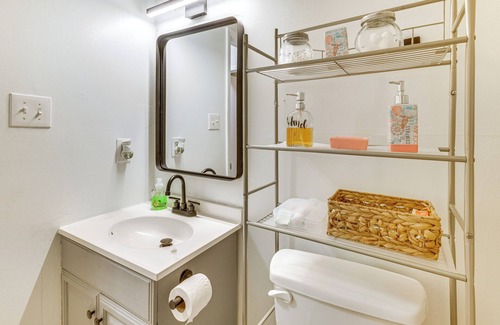 Northeast Virginia Beach Casa | Pet-Friendly Virginia Beach Abode - Walk to Beach!
