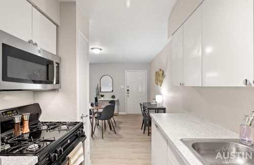 Cherrywood Apartamento | Pet Friendly w/ a Pool Near Mueller | Free Parking