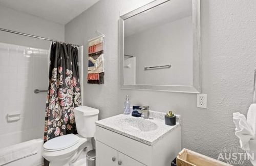 Cherrywood Apartamento | Pet Friendly w/ a Pool Near Mueller | Free Parking