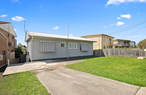 Tuross Head Casa | Pet Friendly + Walk to Beach - Surf Cottage @ Tuross Head