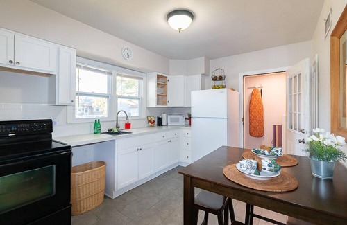 Topeka Casa | Pet Friendly—Walk to Washburn—King Bed-Fast Wi-Fi