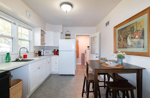 Topeka Casa | Pet Friendly—Walk to Washburn—King Bed-Fast Wi-Fi