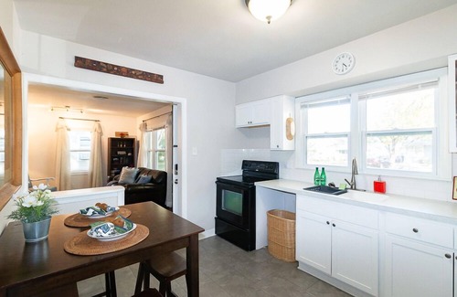 Topeka Casa | Pet Friendly—Walk to Washburn—King Bed-Fast Wi-Fi