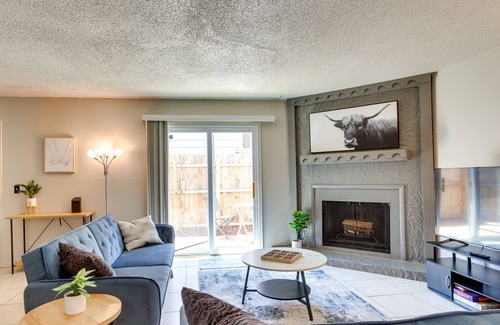 Central Oklahoma City Apartamento | Pet-friendly Warr Acres Townhome w/ Fireplace