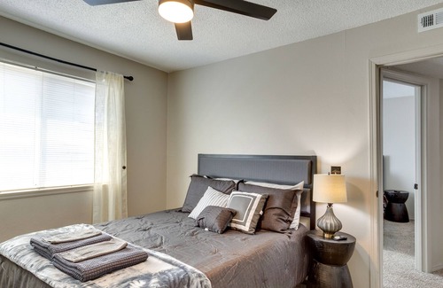 Central Oklahoma City Apartamento | Pet-friendly Warr Acres Townhome w/ Fireplace