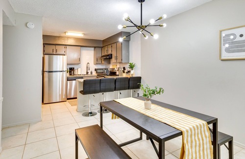 Central Oklahoma City Apartamento | Pet-friendly Warr Acres Townhome w/ Fireplace