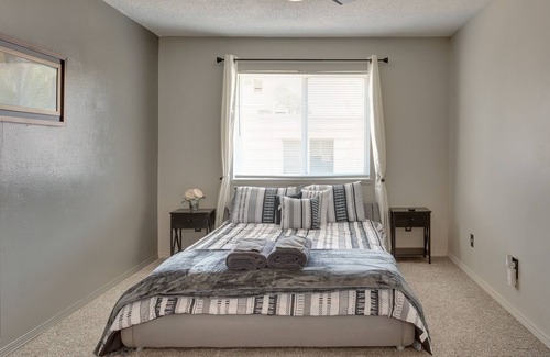 Central Oklahoma City Apartamento | Pet-friendly Warr Acres Townhome w/ Fireplace