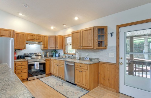Waynesville Casa | Pet-Friendly Waynesville Retreat w/ Hot Tub!