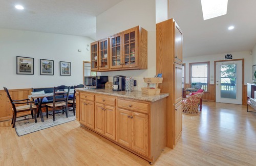 Waynesville Casa | Pet-Friendly Waynesville Retreat w/ Hot Tub!