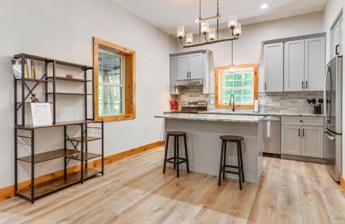 Waynesville Casa | Pet-Friendly Waynesville Cabin with Deck and Mtn Views
