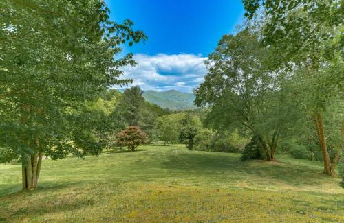 Waynesville Casa | Pet-Friendly Waynesville Cabin with Deck and Mtn Views