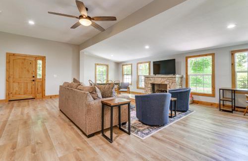 Waynesville Casa | Pet-Friendly Waynesville Cabin with Deck and Mtn Views