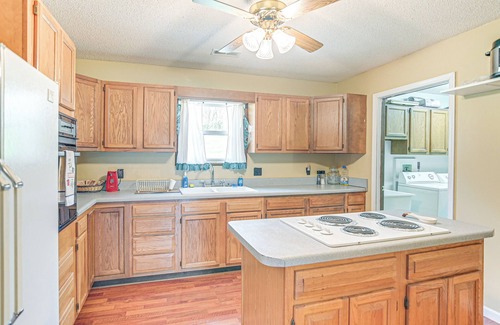 Lockbridge Casa | Pet-Friendly West Virginia Home - Patio & Fire Pit