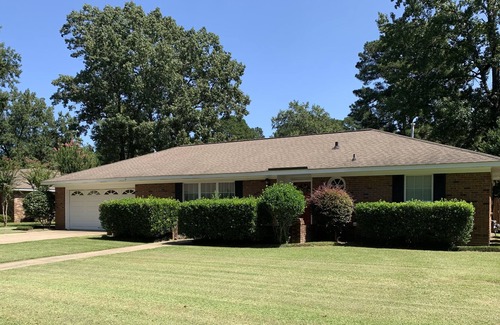 Columbus Casa | Pet Friendy 3/2 with screened in patio and privace fenced-in back yard!