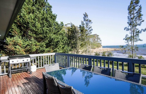 Surfside Casa | Pete's on the Beach, less than 5 minutes to Batemans Bay CBD