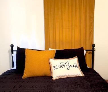 University Heights Casa | Pete's Place - Walking distance to U of IA!