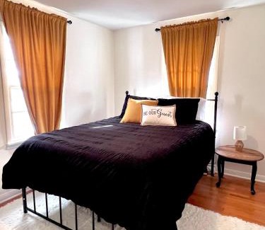 University Heights Casa | Pete's Place - Walking distance to U of IA!
