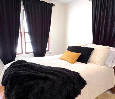 University Heights Casa | Pete's Place - Walking distance to U of IA!
