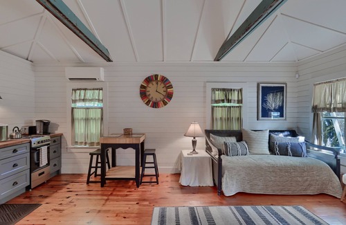 Old Northwood Historic District Cabaña | Petit Bijou guest home 1br/1bth with private garden!