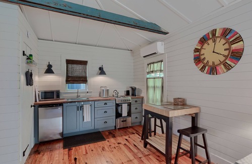 Old Northwood Historic District Cabaña | Petit Bijou guest home 1br/1bth with private garden!