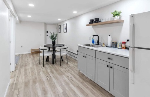 Hackensack River Waterfront Apartamento | Petite 2BR Gem – Mins to NYC, Cafés & Light Rail
