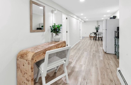 Hackensack River Waterfront Apartamento | Petite 2BR Gem – Mins to NYC, Cafés & Light Rail