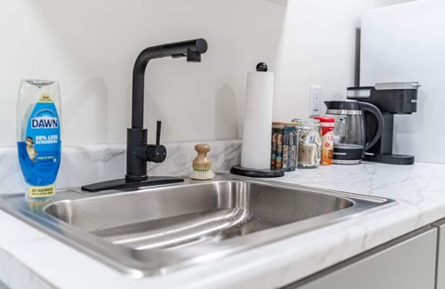 Hackensack River Waterfront Apartamento | Petite 2BR Gem – Mins to NYC, Cafés & Light Rail