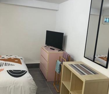 Belle-Beille Casa | Petite Chambre avec SdB partagée