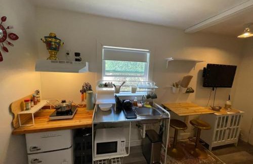 Bodfish Casa | Petite Guesthouse with Kitchenette and Private Bathroom
