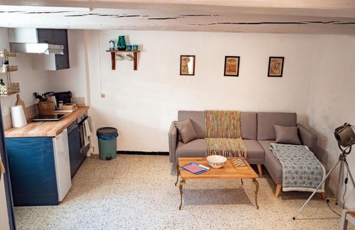 Verzeille Casa | Petite home in peaceful village, near Carcassonne.
